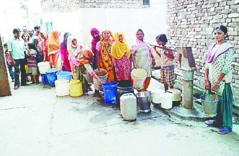 Drinking water problem in summer season भीषण गर्मी और तपन में बुंदेलखंड में बढ़ी पेयजल समस्या, लोगों में मची त्राहि-त्राहि