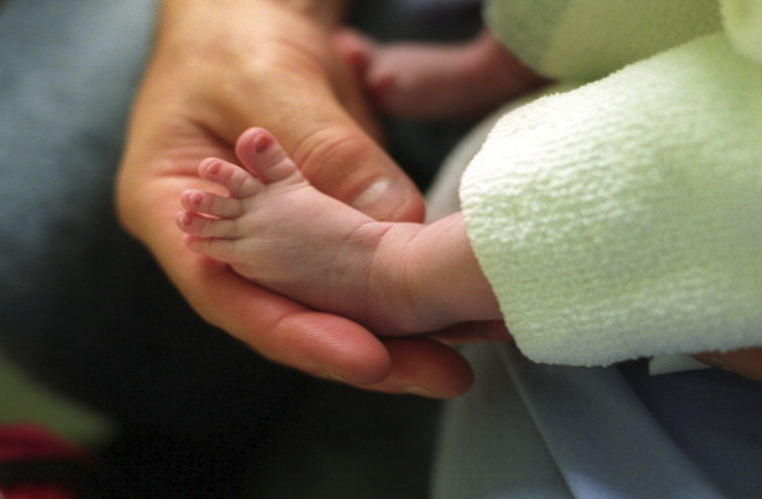 baby यूपी के इस जिले में बच्चों के लिए चलाया जा रहा अभियान, भीषण गर्मी में भी पानी नहीं, सिर्फ...