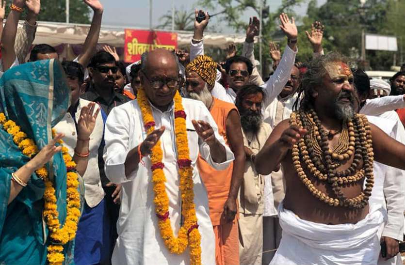 computer baba हठयोग के बाद कम्प्यूटर बाबा ने दिग्विजय को पहनाई थी माला, EC से कहा- मालूम नहीं वो आए थे या नहीं