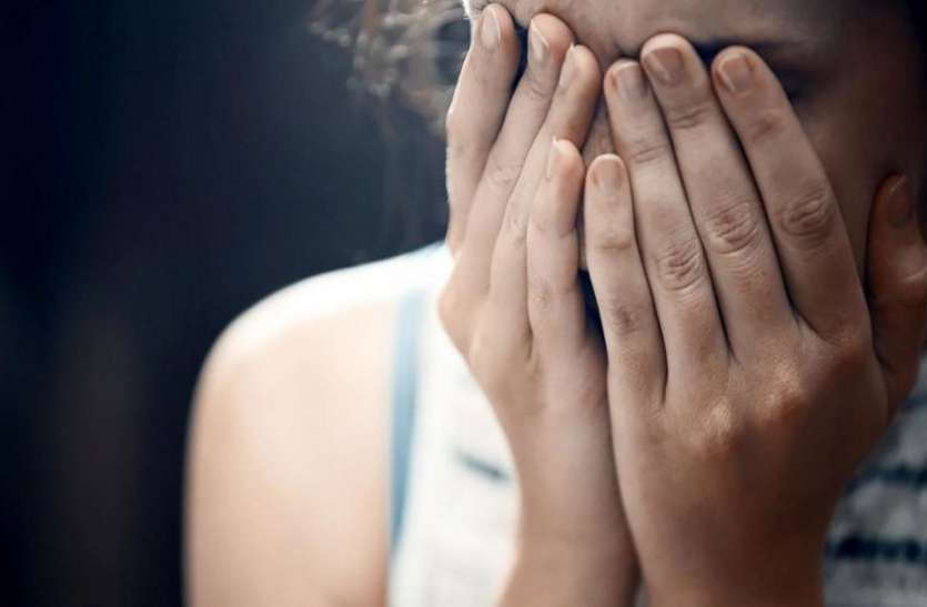 obscene behavior बीच सडक़ नाबालिग को रोककर अधिकारी के बेटे ने की अश्लील हरकत