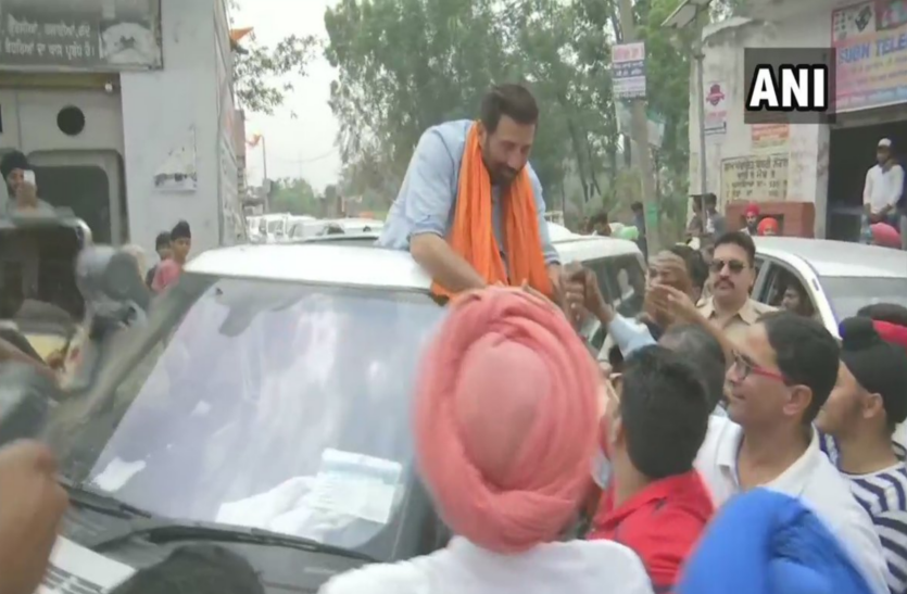 sunny सनी देओल के पक्ष में प्रचार करने गुरदासपुर पहुंचे पिता धर्मेन्द्र, यह बात कहते हुए बेटे के लिए मांगे वोट
