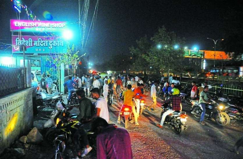 indore सडक़ पर ही चल रहा पीना-पिलाना, शराबियों को सर्विस रोड पर मिल रही ‘सर्विस’