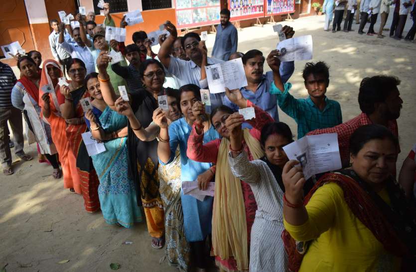 Voting in prayagraj इलाहाबाद और फूलपूर लोकसभा सीट पर छिटपुट घटनाओं के बीच शांतिपूर्ण मतदान, उम्मीदवारों की किस्मत ईवीएम में बंद