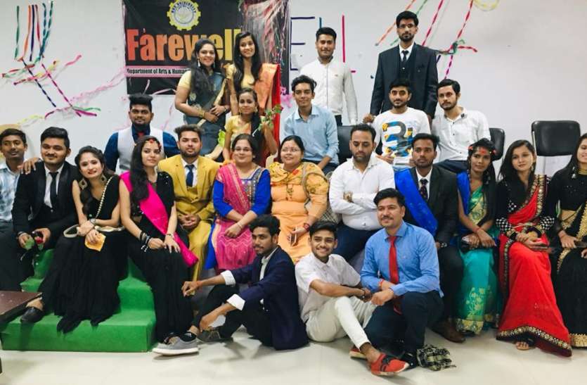 Farewell party बॉलीवुड सॉन्ग पर झूमे स्टूडेंट्स
