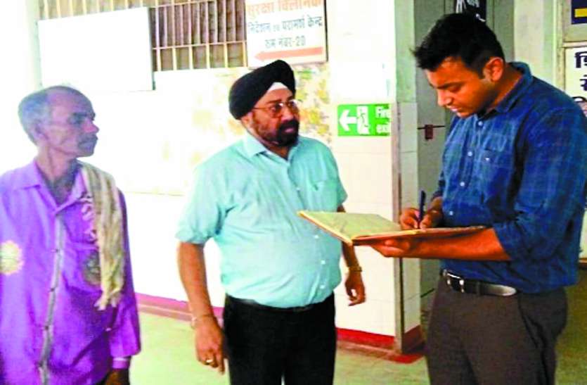 cg news कलेक्टर अचानक पहुंचे जिला अस्पताल तो ड्यूटी से गायब थे 8 डॉक्टर, जारी किया शो-कॉज नोटिस