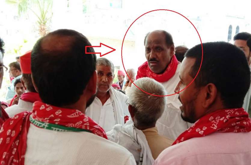 Durga Prasad Yadav आजमगढ़ में मतदान के दौरान सपा विधायक पर हमला, गाड़ी पर हुआ पथराव, बचाने पहुंची फोर्स