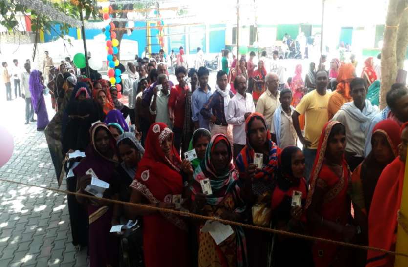 Voting jaunpur जौनपुर में बम्पर वोटिंंग, दोपहर एक बजे तक 35.23 जबकि मछलीशहर में 35.58 फीसदी मतदान