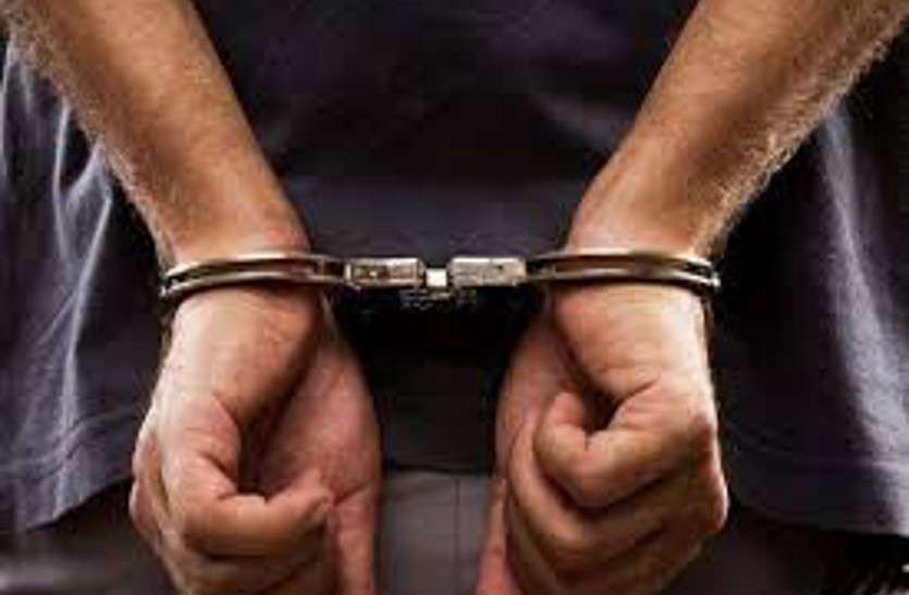 Arrested पति-पत्नी के बीच रात में चल रहा था विवाद, सुबह पत्नी की घर में पड़ी मिली लाश, फिर...