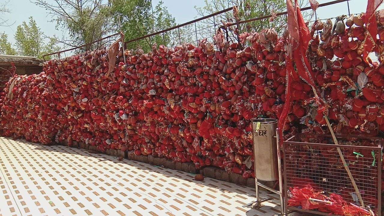 श्रद्धालु यहां पर सच्चे मन से मन्नत का नारियल बांधकर जाता है