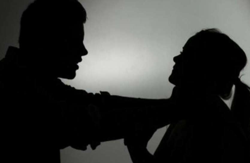 crime news पहले पत्नी को फावड़े से काट कर मार डाला फिर खुद भी फांसी पर झूल गया शिक्षक