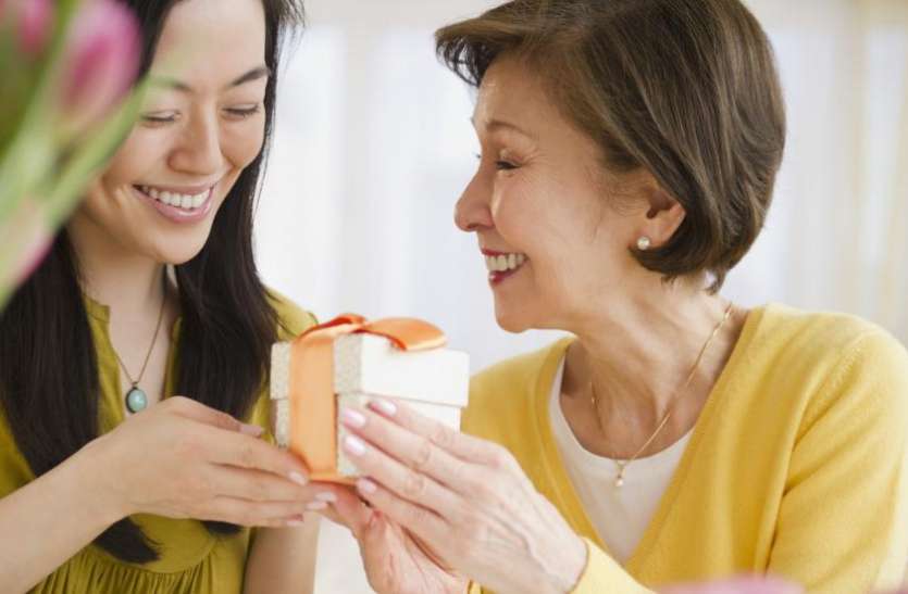 Mother's day 2019 मदर्स डे 2019 : इन 10 बजट फ्रेंडली गिफ्ट्स से मां को दें सरप्राइज