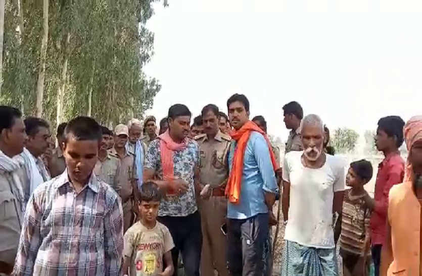 Villagers protest मतदाताओं ने किया वोट बहिष्कार तो पुलिस ने जबरन दिलवाया वोट, युवकों और महिलाओं को भी पीटा