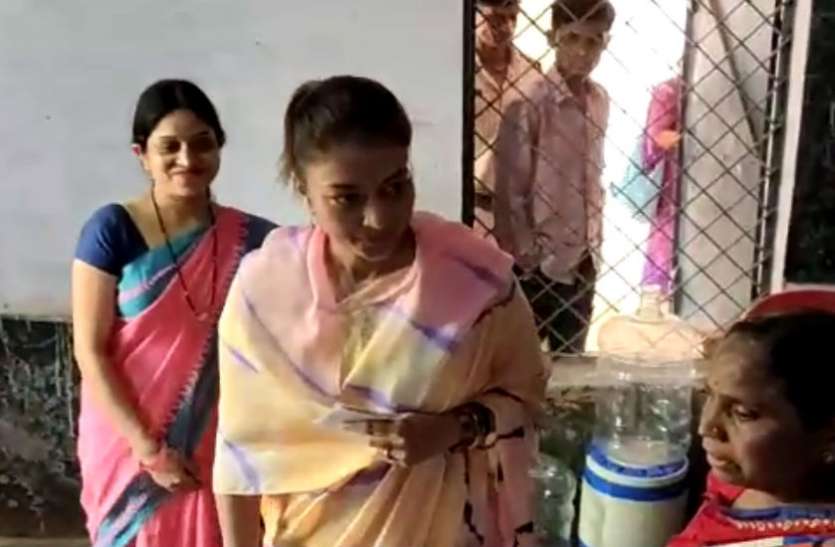 Priyadarshini Raje Scindia प्रियदर्शनी राजे ने वोट करने के बाद कहा- 6 लाख वोटों से जीतेंगे महाराज सिंधिया