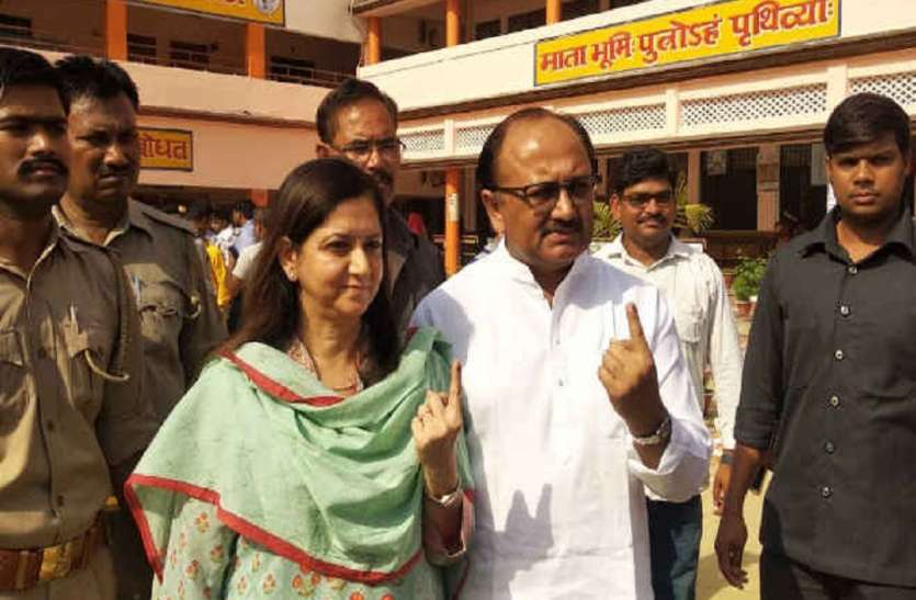 Siddharth nath इलाहाबाद सीट पर वोटिंग जारी, कैबिनेट मत्री सिद्धार्थनाथ सिंह ने अपनी पत्नी के साथ किया मतदान