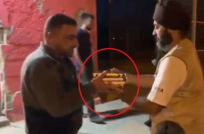 iraq सिखों ने इराकियों को बांटी कुरान शरीफ, वजह जान आप हैरान रह जाएंगे