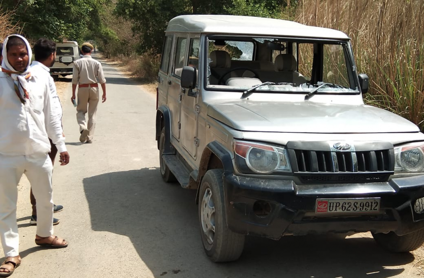 up news दरोगा ने मतदाता को मारा चांटा, गुस्साये लोगों ने मारने के लिए दौड़ाया बोलेरो पर पथराव किया