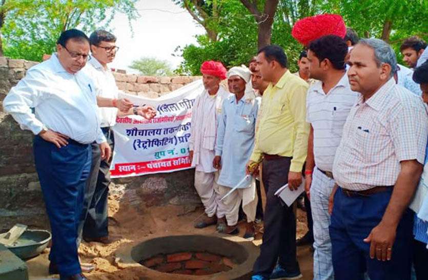 collector-inspected-the-toilets नवीन तकनीकी से निर्मित शौचालयों का जिला कलक्टर नेे किया निरीक्षण