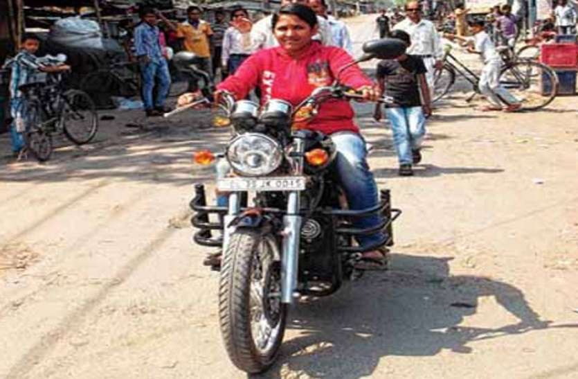 noida इस बेटी के जज्बे को आप भी करेंगे सलाम, 1200 किमी दूरी बाइक से तय कर डाला पहला वोट