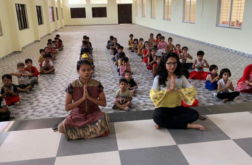summer camp बच्चों और मदर्स ने सीखा योगा