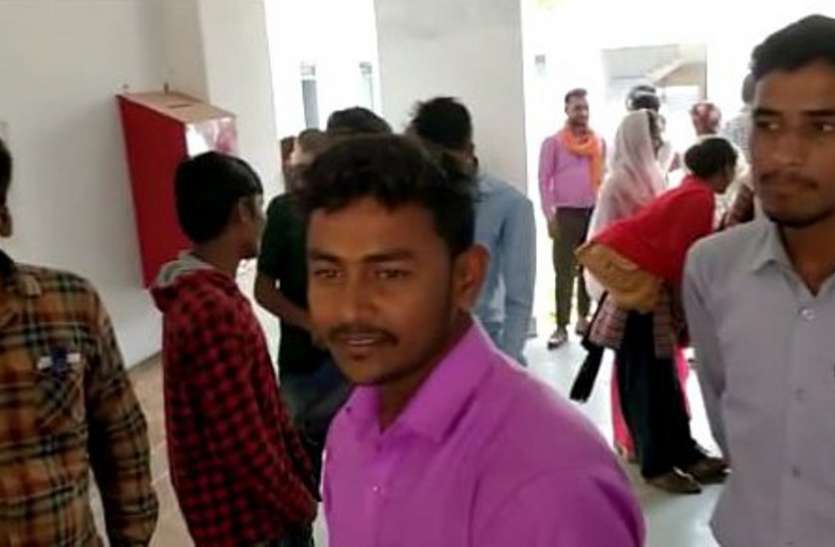 university exam question paper अंग्रेजी भाषा में मिला प्रश्न पत्र तो नहीं पढ़ पाए परीक्षार्थी, करने लगे हंगामा