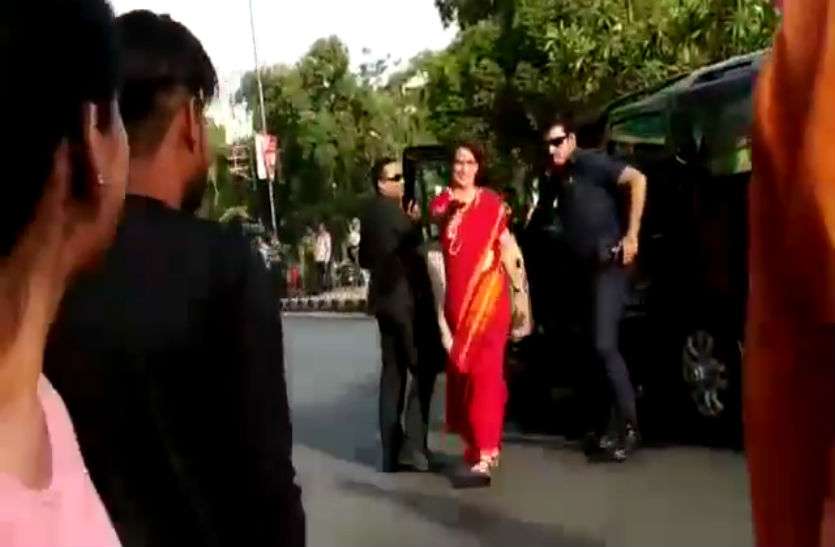 priyanka gandhi मोदी-मोदी के नारे लगाने वालों को प्रियंका ने दी 'प्यार की झप्पी', कांग्रेस बोली- काश मोदी भी देश को समझ पाते
