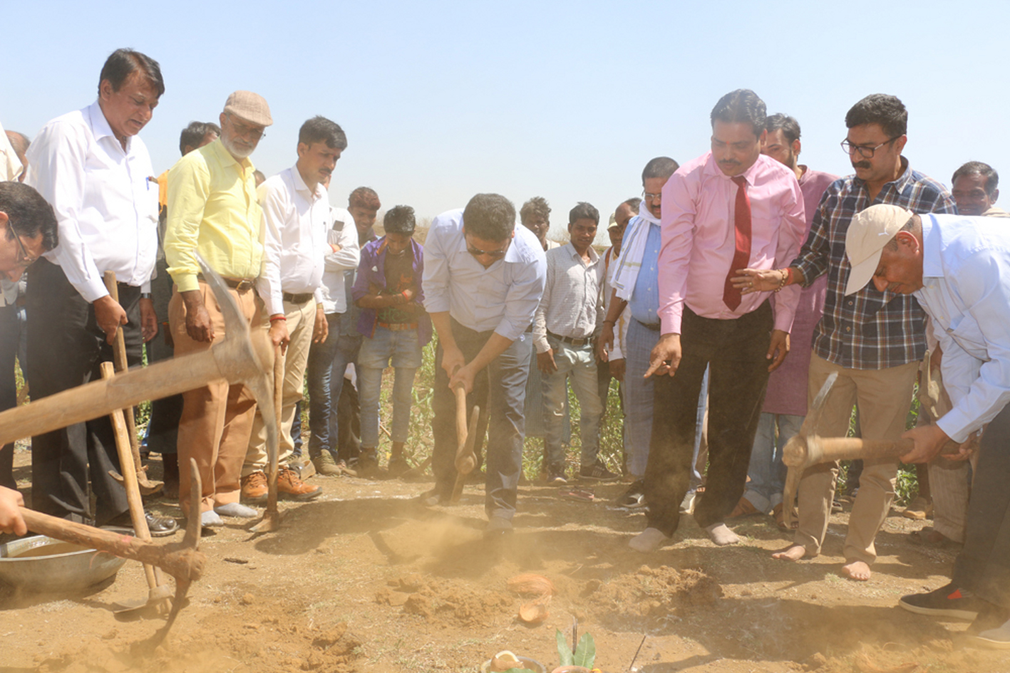 Village officials around the village in the warm afternoon तपती दोपहरी में गांव-गांव घूम रहे अधिकारी