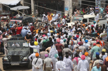 protest against arvind kejriwal in sangrur during roadshow पंजाब में चुनाव प्रचार की शुरूआत करने पहुंचे केजरीवाल को करना पड़ा विरोध का सामना, लगे 'वापस जाओ' के नारे और...