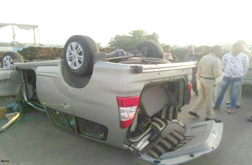accident news गंगरेल बांध घूमने निकले पर्यटकों की कार हवा में उछलकर पलटी, एक की मौत, तीन घायल