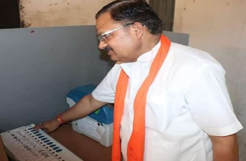 BJP Candidate Daddan mishra and his wife vote kamal