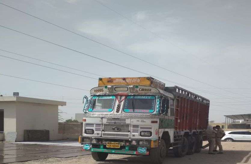Four people sitting in the truck बिजली के तारों को छूने से ट्रक में बैठे चार लोग झुलसे