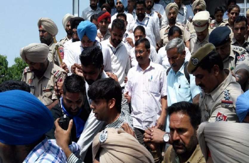 kejriwal पंजाब में दिल्ली के सीएम अरविंद केजरीवाल के खिलाफ फूटा लोगों का गुस्सा, दिखाए काले झंडे