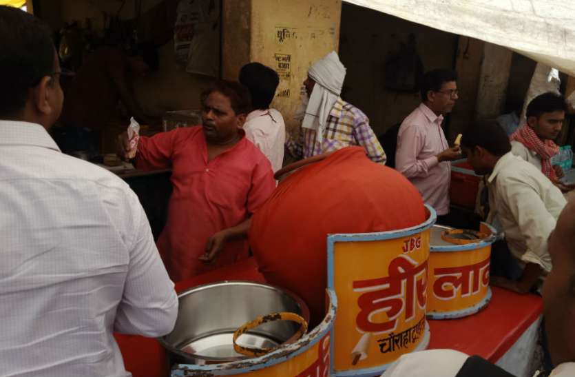 kulfi VIDEO: गर्मी में टूंडला आए और कुल्फी न खाई तो कुछ भी नहीं खाया, इस छोटे से नगर की कुल्फी खाकर आप भी कह उठेंगे भ्ई वाह मजा आ गया...