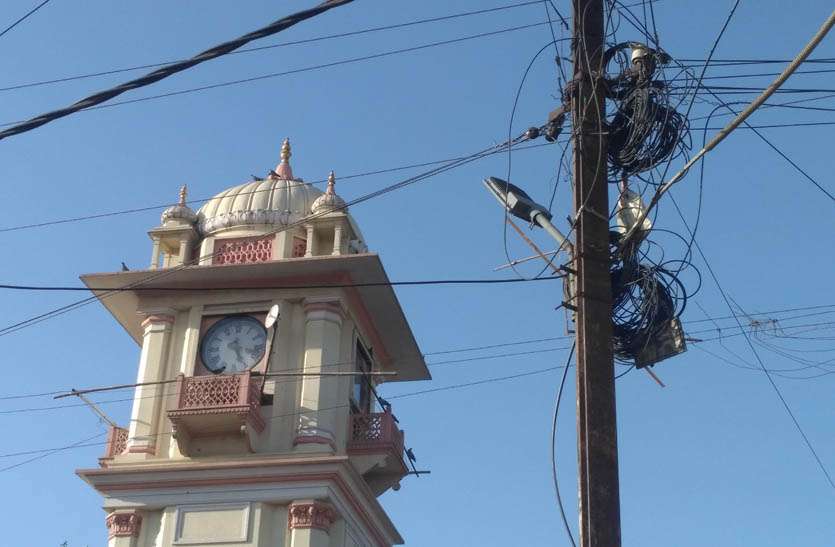 wires-and-cables-hanging-away-from-the-pillars-of-electricity बिजली के खम्भों पर शहर का सौन्दर्य बिगाड़ रहे झूलते तार व केबल को हटाने की कवायद शुरू