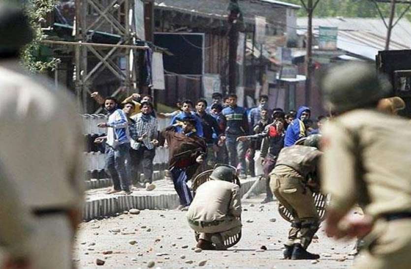 stone pelting at baramulla highway बारामूला हाईवे पर प्रदर्शनकारियों ने की पत्थरबाजी, 47 जवान घायल