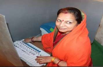 BJP Candidate Daddan mishra and his wife vote kamal जानिए बीजेपी प्रत्याशी दद्दन मिश्रा और उनकी पत्नी ने किसे दिया वोट, फोटो सोशल मीडिया पर वायरल, बना चर्चा का विषय