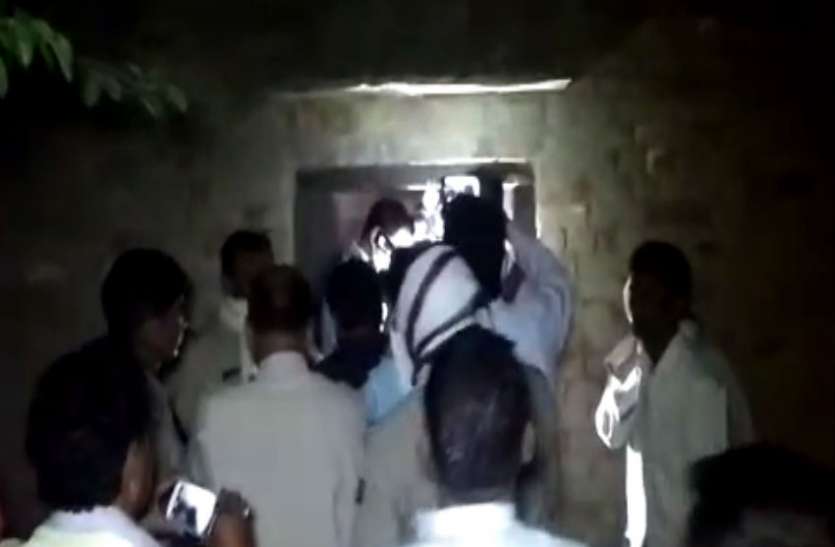 dead body VIDEO: खेत पर सूनसान कोठरी से आ रही थी बदबू, ग्रामीणों ने खोला दरवाजा तो दिखा ऐसा नजारा, उड़ गये होश, रस्सी से लटके थे...