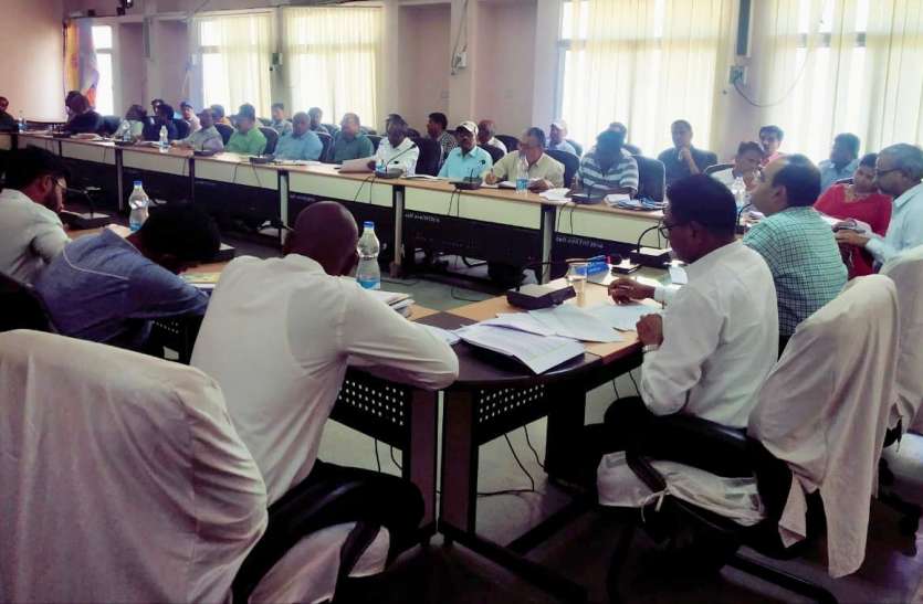 Water problem kept by the villagers, collector instructed officials to ग्रामीणों ने रखी पानी की समस्या, कलेक्टर ने अधिकारियों से स्थायी निदान में एक सप्ताह में एस्टिमेट बनाने दिए निर्देश