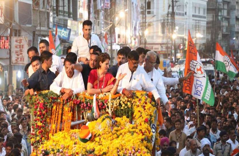 indore रोड शो के लिए मिनी ट्रक देखकर नाराज हुई प्रियंका, दादी इंदिरा गांधी की तरह बताते हुए लोगों ने किया याद