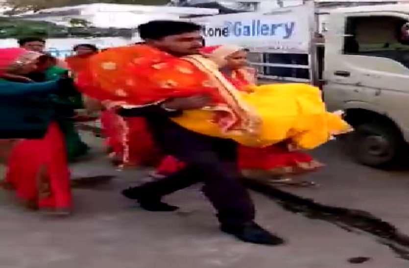patrika Video: भगवान, ऐसी दुल्हन किसी को न मिले, जब बच्चों की तरह पैर पटककर रोने लगी दुल्हन तब दूल्हे ने किया ये काम...