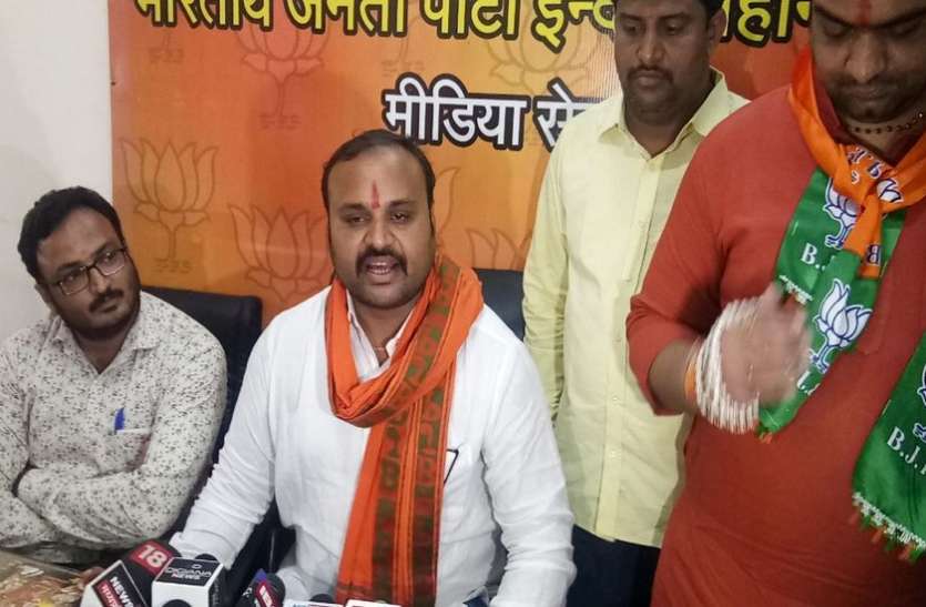 INDORE VIDEO : भाजपा युवा मोर्चा के प्रदेश अध्यक्ष बोले- मोदी जी ने कम की महंगाई