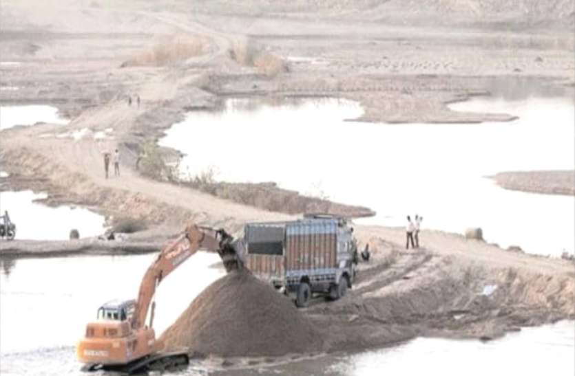 Water Crisis Drinking Water Issue In Banda Bundelkhand अव ध खनन क चक कर म नद क ध र ह म ड द प न क ल ए ब द म मच ह ह क र Patrika News