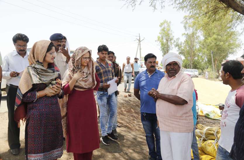 Displeasure on Lathetefi in the transport and storage of purchased wheat कड़ी धूप में किसानों के बीच पहुंचीं कलेक्टर, समस्याएं सुनीं