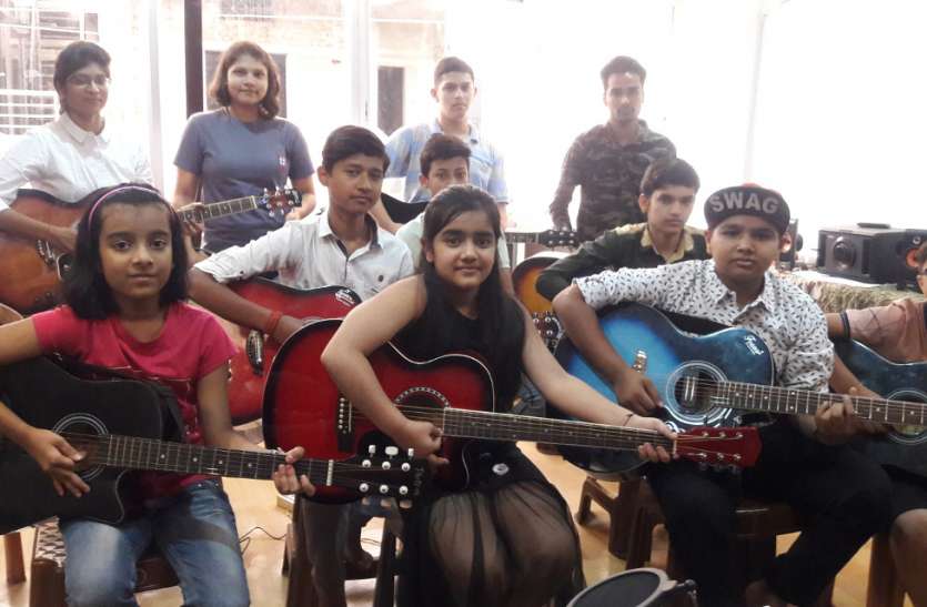 Crazy in children's guitar गिटार के प्रति बच्चों में क्रेज