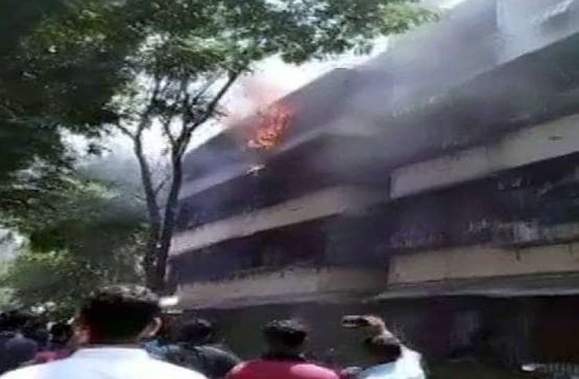fire accident बेटी को पढ़ने के लिए फ्लैट में लॉक कर शादी में गए थे मां-बाप, आग हादसे में जिंदा जली