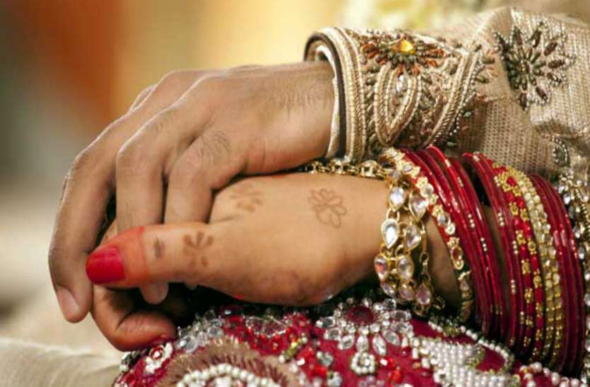 jyotish tips for love and romance वैवाहिक जीवन में चाहते हैं बढ़े प्यार और रोमांस, ज्योतिष के अनुसार रात में करें ये काम