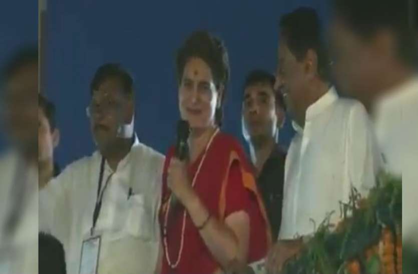 Priyanka Gandhi VIDEO: प्रियंका गांधी ने कहा- पीएम मोदी सबसे बड़े रक्षा विशेषज्ञ, सुनते ही हंसने लगे सीएम कमलनाथ