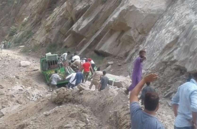 Landslide file pic भूस्खलन के बाद जम्मू-श्रीनगर हाईवे बंद, जारी है मलबा हटाने का काम