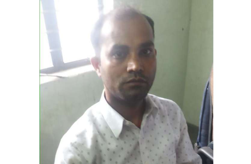 crime,bribe,policemen,Crime in Jabalpur,cyber crime in jabalpur, सिहोरा एसडीओपी कार्यालय में पदस्थ आरक्षक को 10 हजार रिश्वत लेते पकड़ा