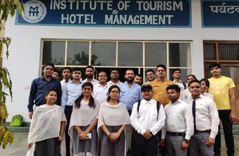 campus placement drive in tourism department of bundelkhand university यूनिवर्सिटी के इस डिपार्टमेंट में हुआ कैम्पस प्लेसमेंट ड्राइव, ऑफर लेटर की उम्मीद में खिले चेहरे