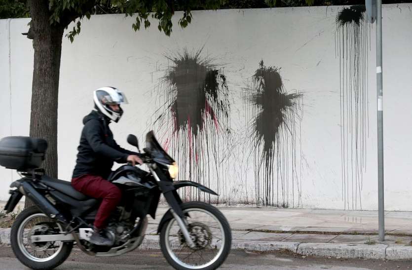 Paint thrown at US ambassador's home ग्रीस में अमरीकी राजदूत के घर पर फेंका गया पेंट, सुरक्षा एजेंसियों में हड़कंप